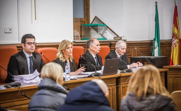 Las defensas y tres de los acusados en el caso audioguías, durante la primera sesión del juicio que se celebra en la Audiencia de Granada. /Ramón L. Pérez