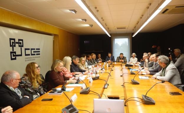Reunión mantenida este martes por el futuro de la Formación Profesional./ramón l . pérez