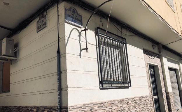 Bajos del inmueble registrado en la calle Medina Olmos de la Chana./ideal