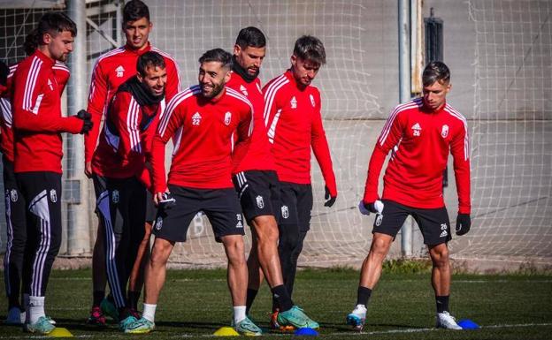 Los futbolistas del Granada, durante el entrenamiento de este viernes. /RAMÓN L. PÉREZ