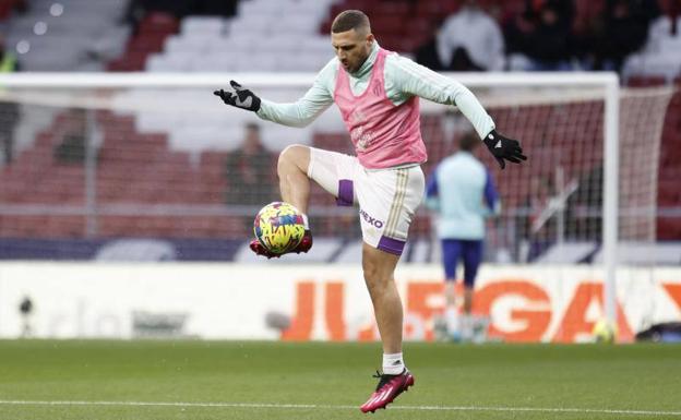 Shon Weissman calienta antes del último partido del Valladolid. /EFE