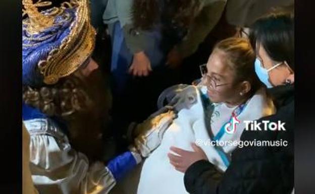 Instante en el que Gaspar charla con la niña tras bajarse de la cabalgata./@victorsegoviamusic