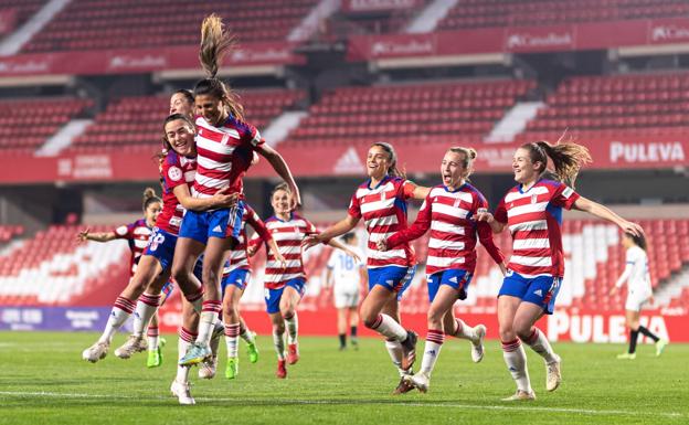Las jugadoras rojiblancas festejan el gol de la victoria ente el Alavés. /PEPE MARÍN
