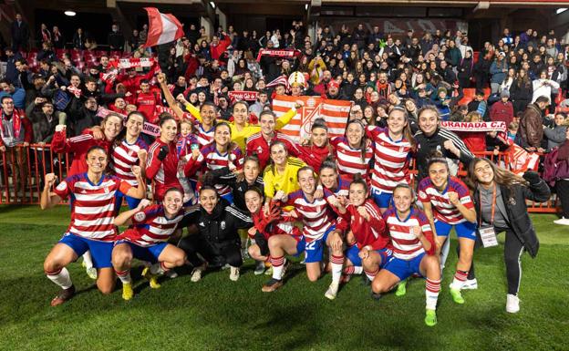 Las chicas del Granada celebran el pase de Copa de la Reina sobre el césped de Los Cármenes./PEPE MARIN