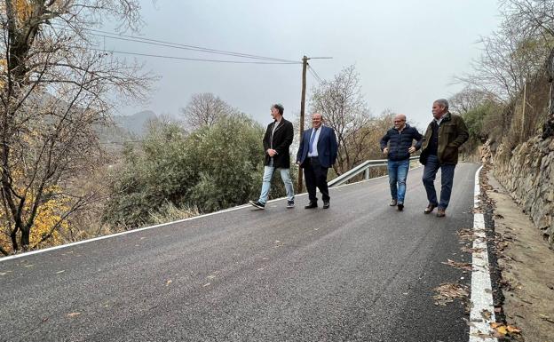 Las autoridades municipales, en la carretera del Castañar. /ideal
