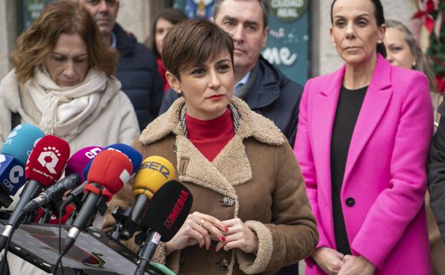 La portavoz del Gobierno, Isabel Rodríguez, atiende a los medios durante su visita ayer un mercado de Ciudad Real./EFE