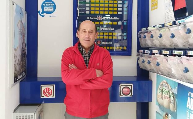 Antonio Dionisio, vendedor de los décimos premiados en Láchar./IDEAL