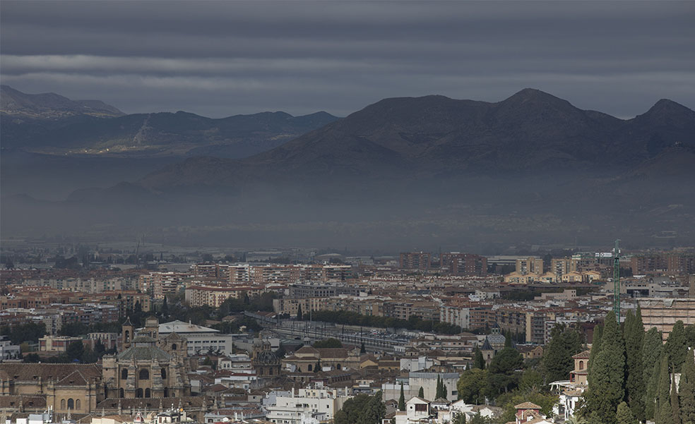 Boina de contaminación sobre Granada y la Vega, en una imagen de archivo./Pepe Marín