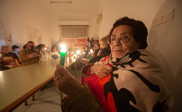 Vecinos del distrito Norte, durante un corte de luz en la Navidad pasada. /Alfredo AGuilar