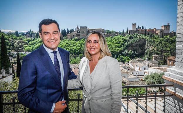 Marifrán Carazo, junto al presidente de la Junta, Juanma Moreno/RAMÓN L. PÉREZ