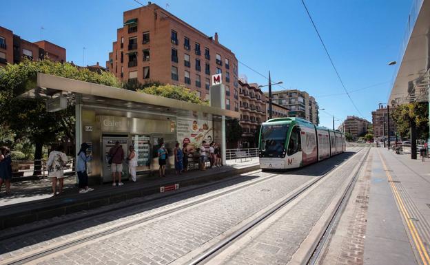 El metro, en la parada de la Caleta./