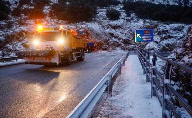 Una máquina quitanieves despeja el asfalto en una carretera de Granada./Ramón L. Pérez