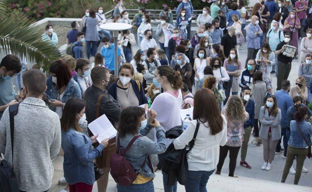 Opositores esperan para examinarse en la convicatoria de 2021 en la Universidad de Granada./Alfredo aguilar