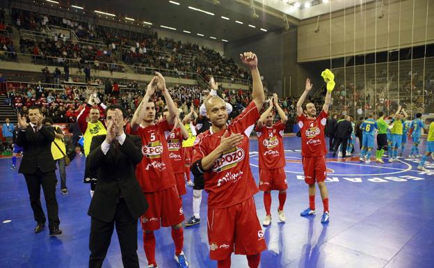 Los jugadores de ElPozo Murcia celebran un triunfo en el Palacio de los Deportes de Granada, en la Copa de España de 2009. /LUCÍA RIVAS