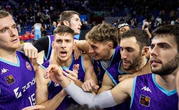 Germán Martínez y Manu Rodríguez, a la derecha, celebran el gran triunfo sobre el Estudiantes./palencia baloncesto