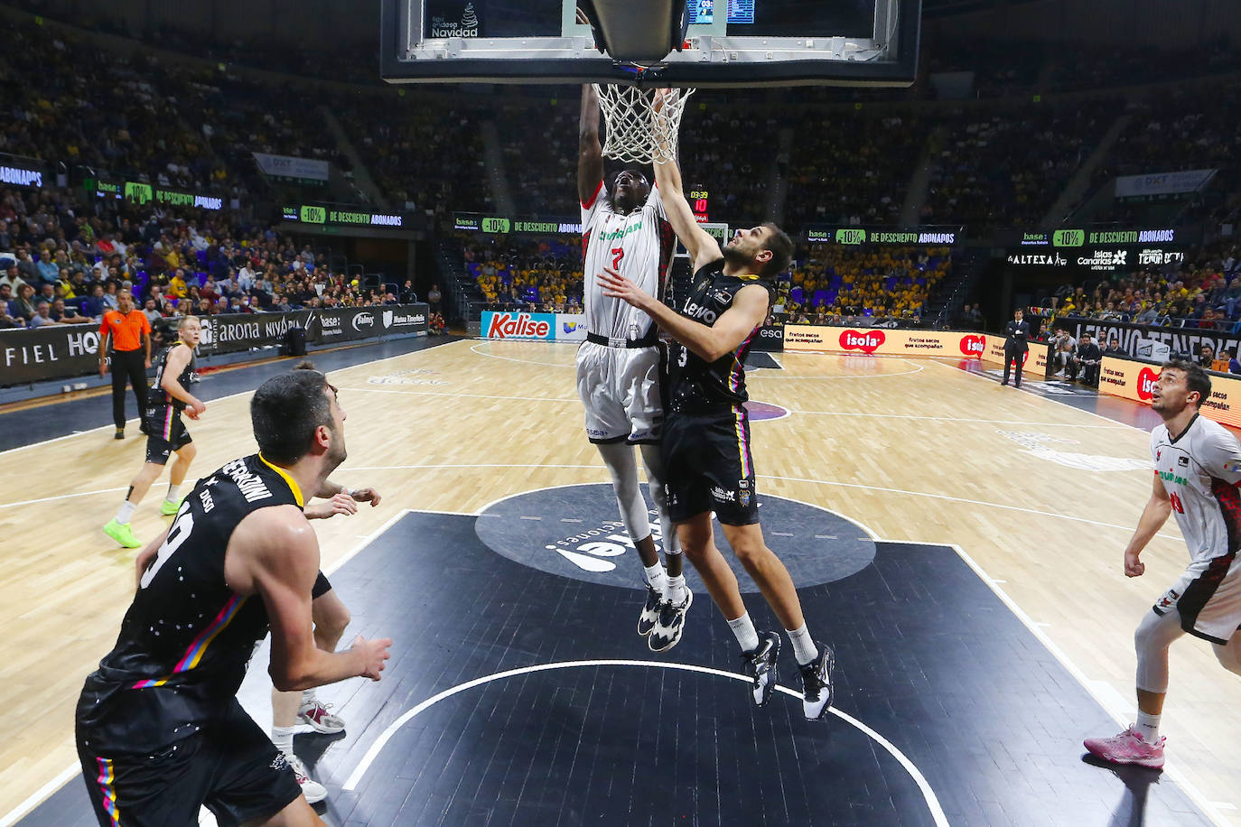 Mate de 'Petit' Niang, que volverá a ejercer ante Baskonia de referencia interior del Covirán./ACB Photo / Emilio cobos