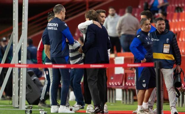 Rochina se abraza con el presidente del Levante en la primera vuelta. /P. M.