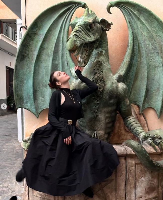 Melis Sezem posa junto al dragón de Soportújar, en la Alpujarra de Granada./@melisssezen