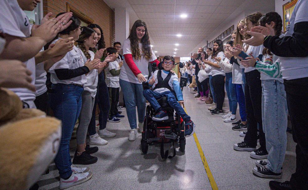 Voluntarios y voluntarias de 'La ola de los valientes' hacen el paseíllo a Martín en el instituto Arjé de Chauchina. /PEPE MARÍN