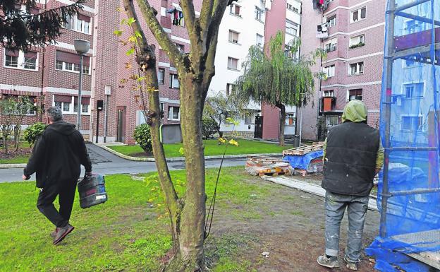 El intento de homicidio se produjo en un piso del Grupo Primero de Mayo de Barakaldo./ L. CALABOR
