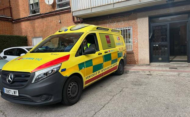 Una ambulancia del Summa 112 en la puerta del domicilio de Fuenlabrada  /112 comunidad de madrid