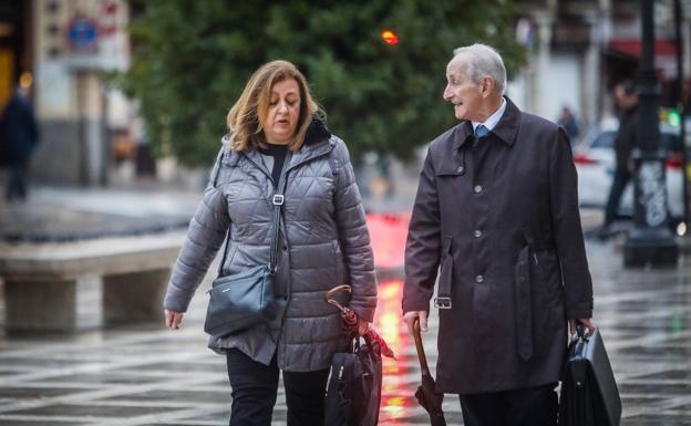Mar Villafranca, junto a su abogado, Enrique Ceres, el día que arrancó en la Audiencia de Granada el juicio por el caso de las audioguías. /Ramón L. Pérez