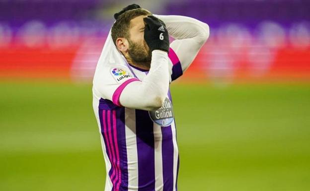 Shon Weissman se lamenta de una ocasión marrada en un partido el curso pasado. /REAL VALLADOLID