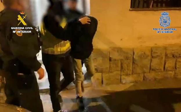 El arrestado es trasladado a dependencias policiales tras el operativo./POLICÍA NACIONAL Y GUARDIA CIVIL