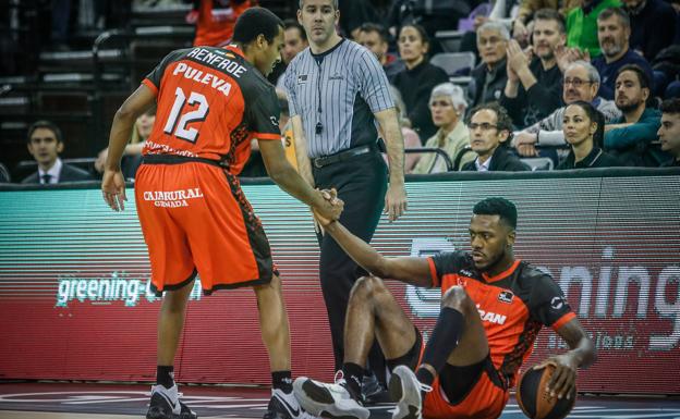 Alex Renfroe ayuda a levantarse a Mike Moore durante el partido contra el Carplus Fuenlabrada./ramón l. pérez