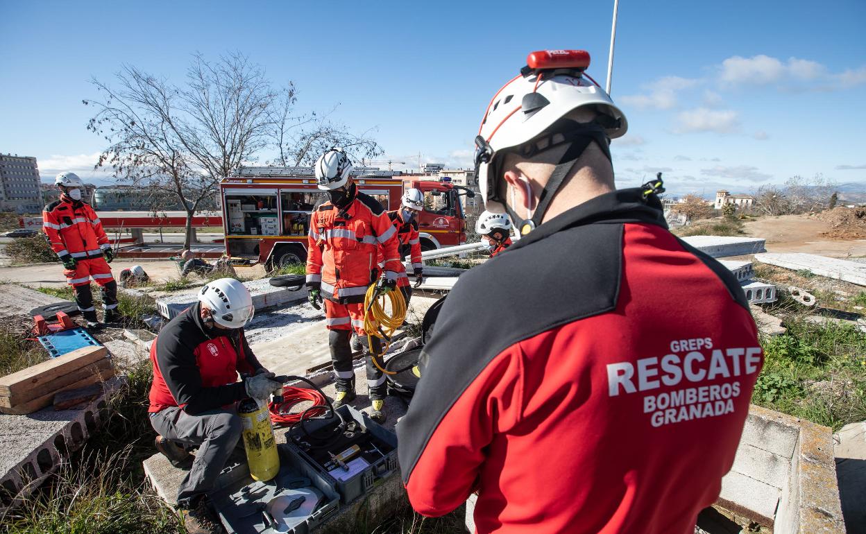 Imágenes del grupo de rescate de omberos de Granada./pepe marín