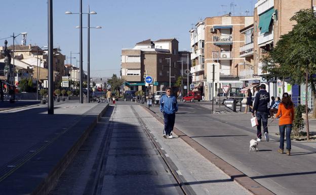 Calle Real de Armilla, donde se encuentra la sucursal bancaria de donde se llevaron 20.000 euros/Ramón L. Pérez