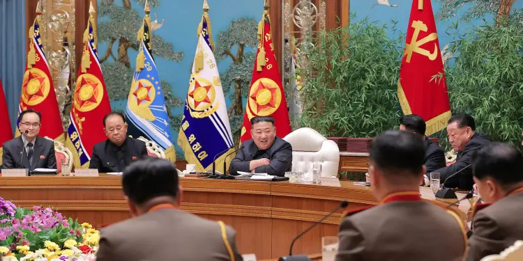 Kim Jong Un, líder de Corea del Norte, preside gran desfile militar