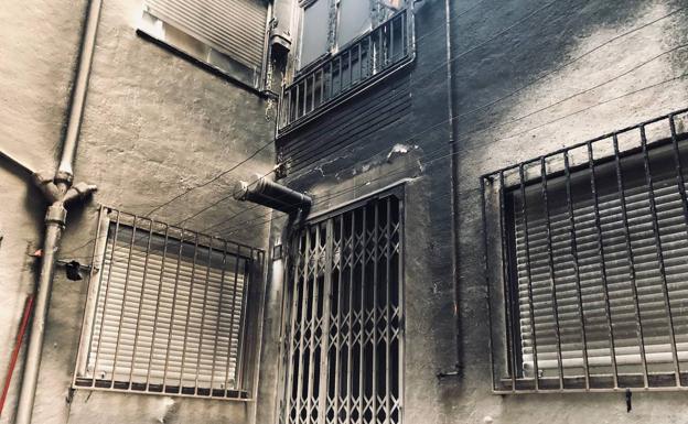Imagen de la fachada interior de una de las viviendas afectadas por el fuego./ideal