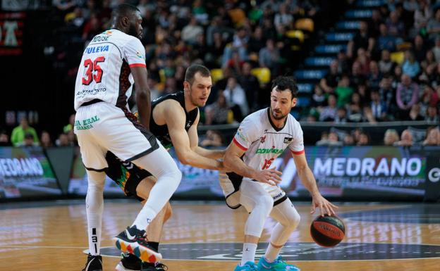 Youssou Ndoye (izquierda) realiza un bloqueo en favor de Lluís Costa./ACB