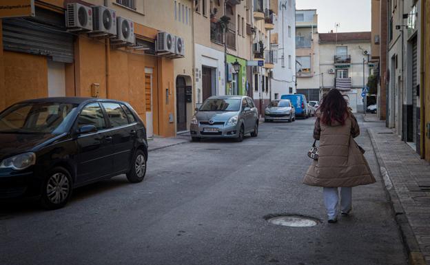 Una vecina camina por Armilla, donde apareció la concejala Vanessa Romero. /Pepe Marín