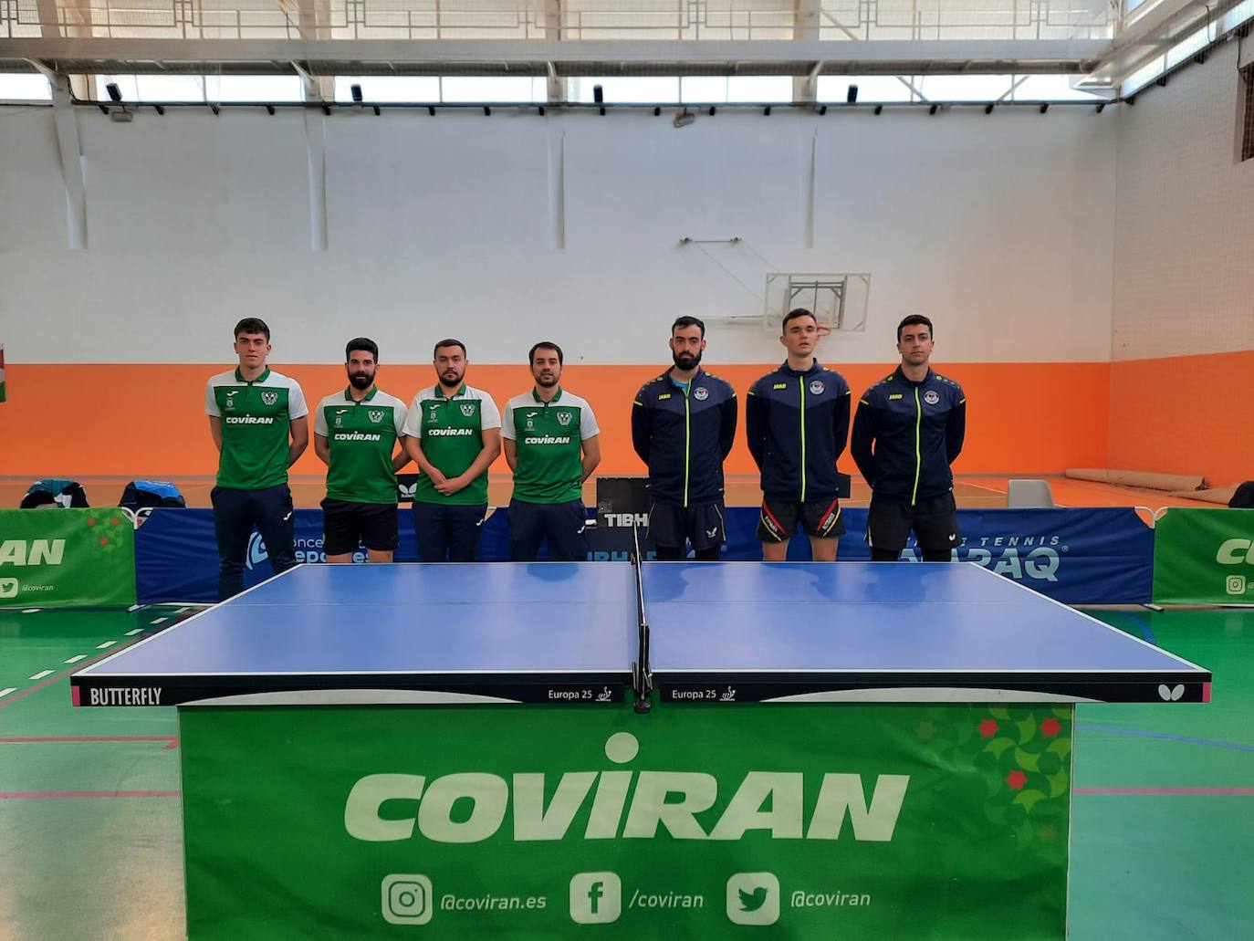 Los jugadores posan ante sde jugar el partido. /V. M.