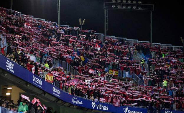 Aficionados del Granada, en La Rosaleda, en la primera vuelta. /F. R.