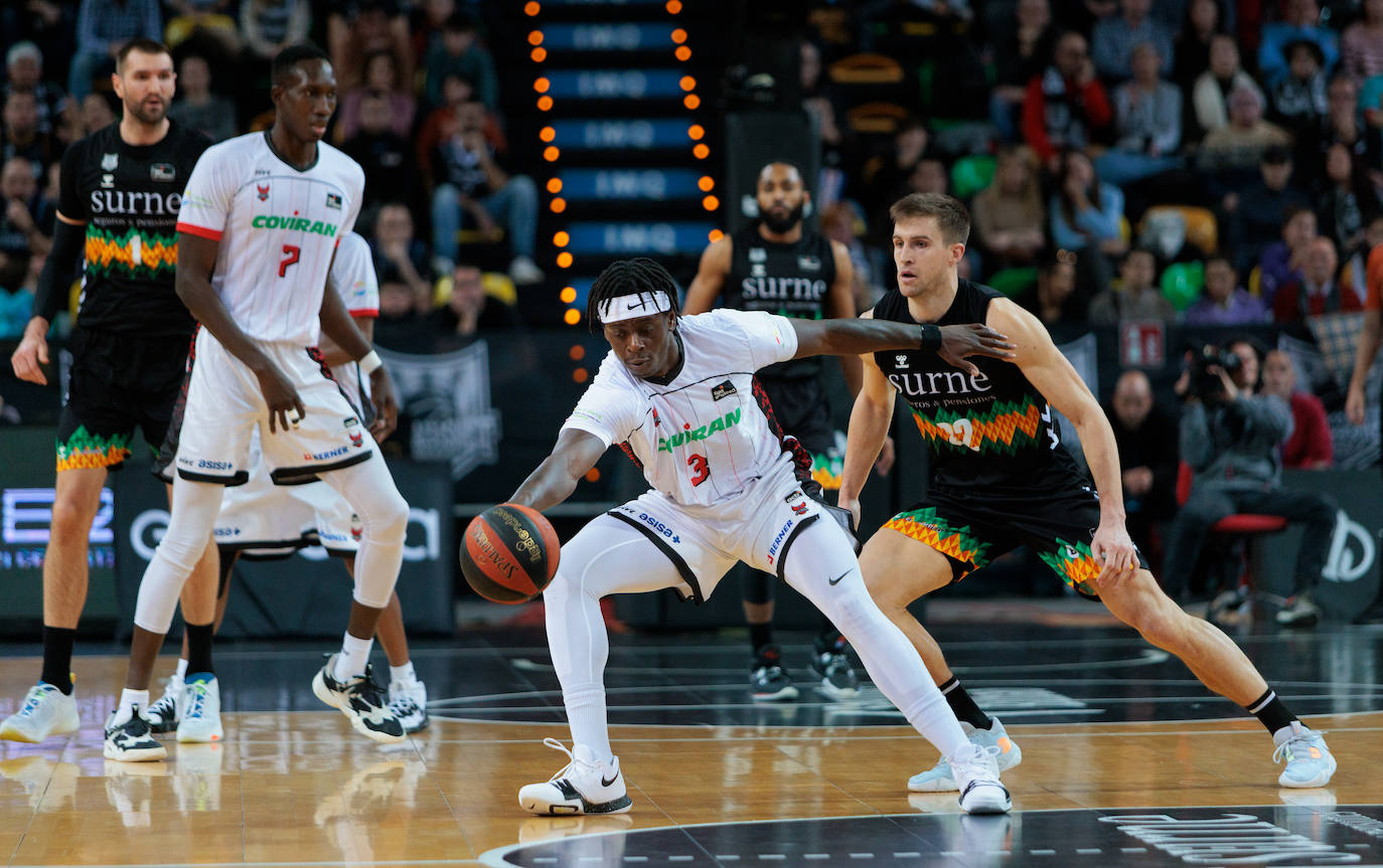 Thomas Bropleh intenta que no se escape el balón en Miribilla./A. Arrizabalaga (acb photo)