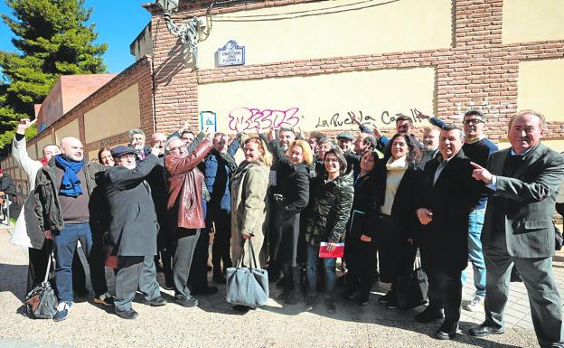 Profesores del departamento de Ciencia Política y familiares, en la calle con la placa que recuerda al profesor Cazorla. /pepe MarÍn