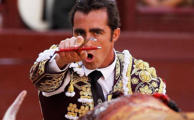 El Fandi, a punto de entrar a matar. /