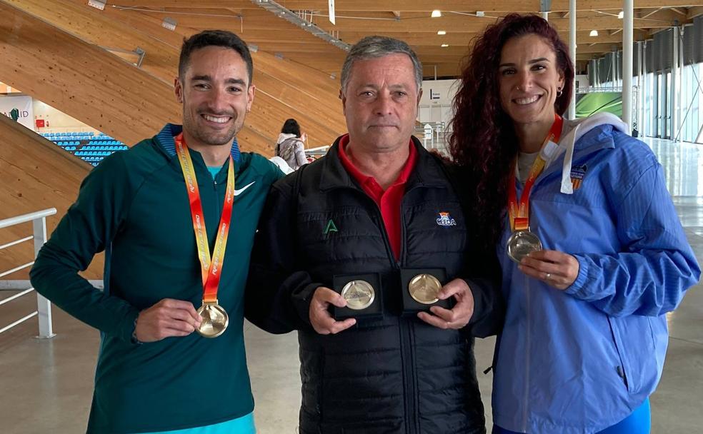 Ignacio Fontes y Laura Bueno posan con sus medallas de oro y plata al cuello con su entrenador, Jesús Montiel, en el centro también con las preseas que le corresponden. /R. I.