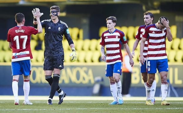 Pol Lozano, junto a sus compañeros al final del partido contra el Villarreal B./ LOF