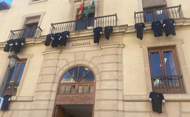 Las togas de algunos de los LAJ colgaban de los balcones de la sede de Plaza Nueva con motivo de la última concentración del colectivo. /IDEAL
