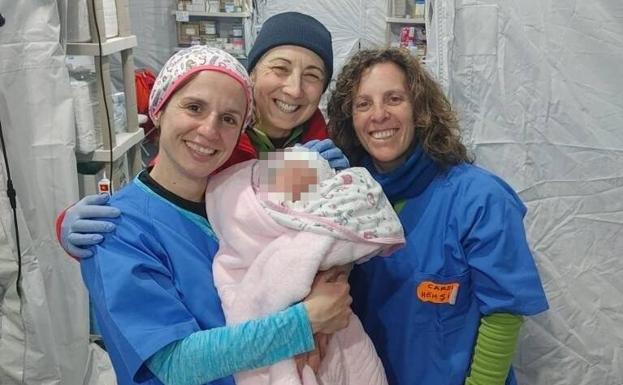 A la izquierda, la matrona granadina Elena sostiene en sus brazos a la bebé que trajo al mundo en Turquía. La acompañan dos enfermeras del equipo español./IDEAL