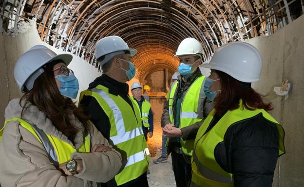 El senador y las diputadas del PSOE visitaron las obras en el pantano./IDEAL