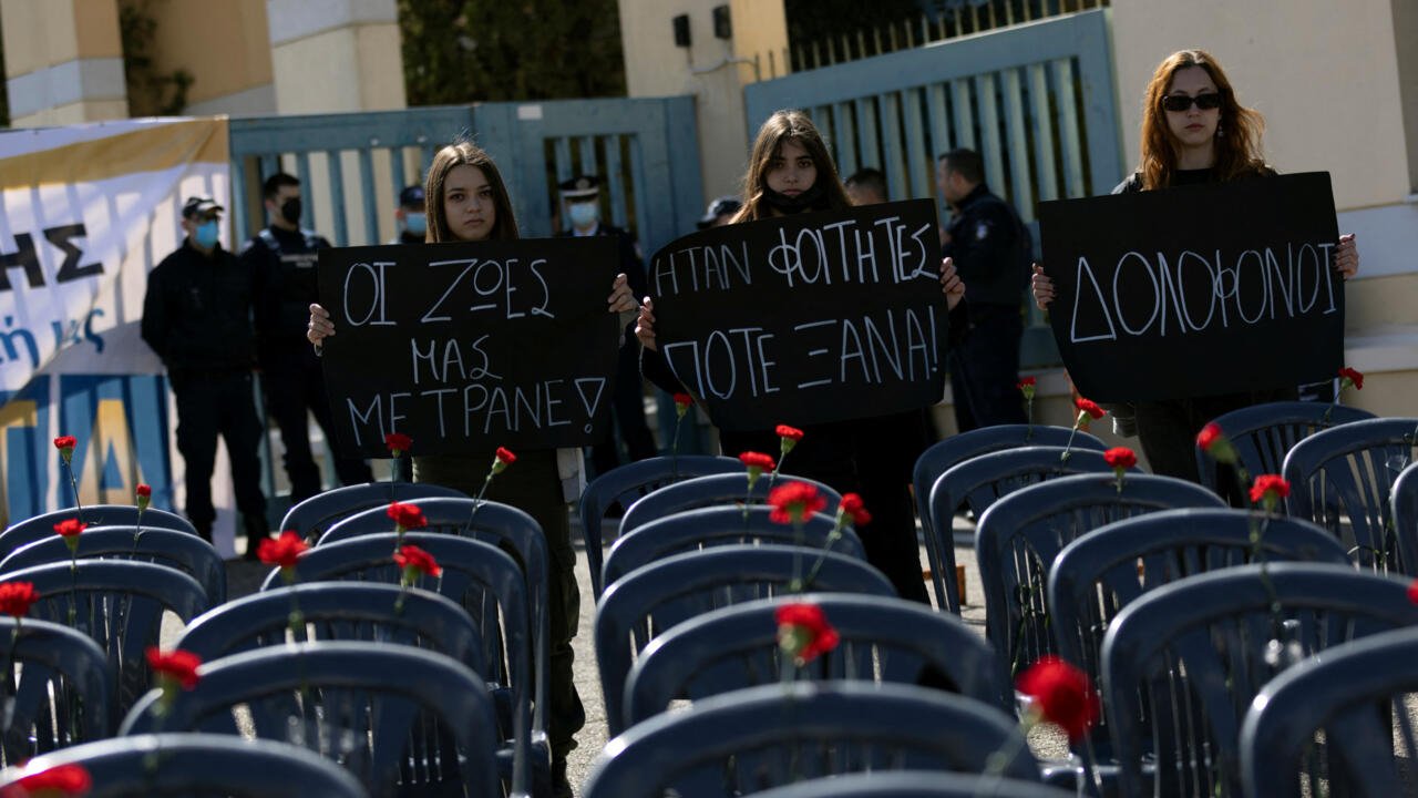 Por el trágico accidente de tren que mató a varias personas en Grecia, hay más huelgas y protestas en todo el país.