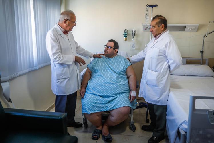 Imagen principal - En las primeras imágenes, Eduardo junto a los cirujanos Carlos Ballesta y Eduardo Segovia. En la última, durante la operación.