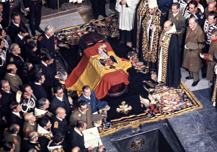 Imagen principal - 1. Entierro de Franco en el Valle de los Caídos en 1975 frente a la tumba de José Antonio Primo de Rivera. 2. Una alfombra cubre el lugar de la tumba de Queipo de Llano tras su exhumación en la Basílica de la Macarena. 3. Los descendientes de Franco portan su féretro a la salida del Valle de los Caídos en 2018.
