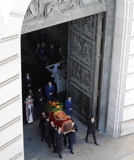 Imagen secundaria 2 - 1. Entierro de Franco en el Valle de los Caídos en 1975 frente a la tumba de José Antonio Primo de Rivera. 2. Una alfombra cubre el lugar de la tumba de Queipo de Llano tras su exhumación en la Basílica de la Macarena. 3. Los descendientes de Franco portan su féretro a la salida del Valle de los Caídos en 2018.