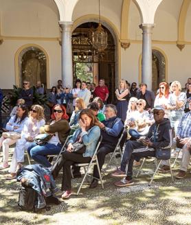 Imagen secundaria 2 - Franciso Cuenca y Antonio González entregan el cheque al ganador; momento del destape de los ganadores; y ambiente en el patio del ayuntamiento.